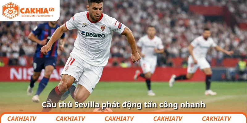 Cầu thủ Sevilla phát động tấn công nhanh